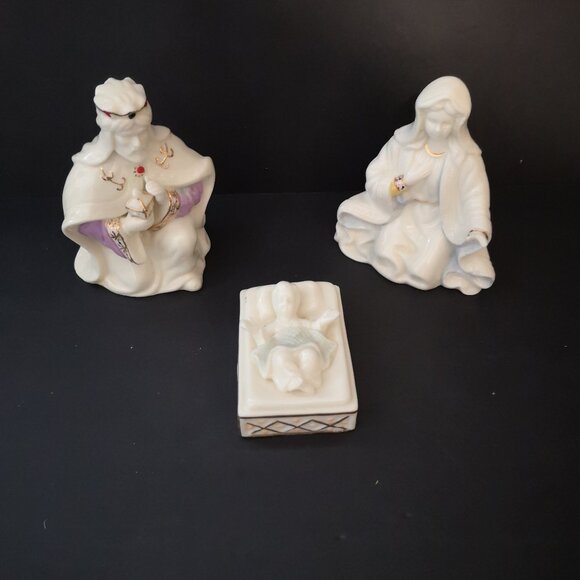 3 Piece Set of a Porcelain Nativity Set w/ Mary Joseph & Baby Jesus - Picture 1 of 8